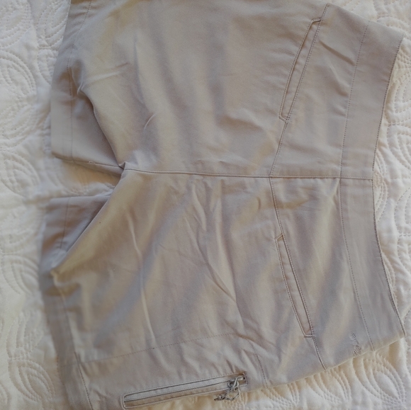 Columbia Women's Bermuda Shorts SZ 6 GRT Beige - Picture 4 of 8